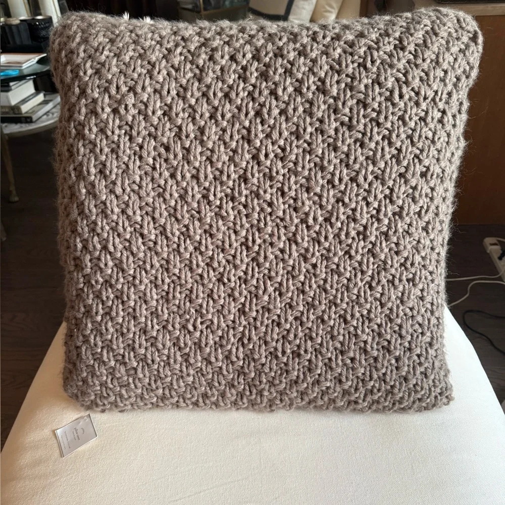 POTTERY BARN Chunky Cable Knit Neutral Faux Fur Throw Pillow Cover 24”x24”